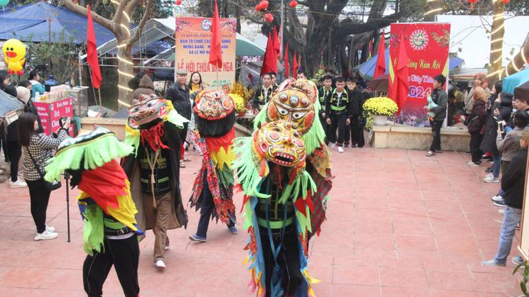 Đội văn nghệ quần chúng của xã Gia Cát, huyện Cao Lộc tham gia tiết mục múa sư tử tại chùa Bắc Nga.