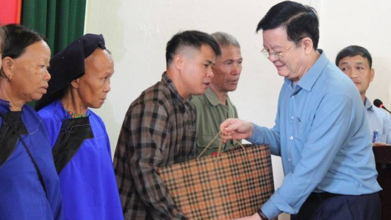 Đồng chí Mai Văn Chính, Trưởng Ban Dân vận Trung ương tặng quà cho các gia đình bị ảnh hưởng bão số 3 ở huyện Chi Lăng, (Lạng Sơn).