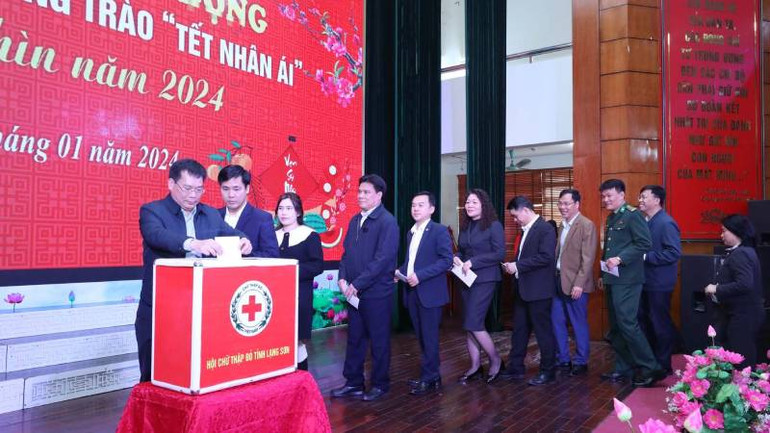 Các đại biểu tham dự chương trình phát động đóng góp, ủng hộ Quỹ Nhân đạo của tỉnh.