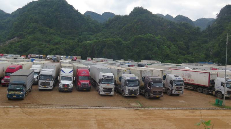 Các xe chở hàng hóa chờ làm thủ tục xuất khẩu qua cửa khẩu quốc tế Hữu Nghị.