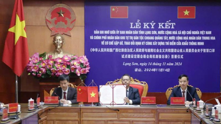 Đại diện lãnh đạo Ủy ban nhân dân tỉnh Lạng Sơn ký kết bản ghi nhớ với tỉnh Quảng Tây (Trung Quốc) về cơ chế gặp gỡ, trao đổi định kỳ cùng xây dựng thí điểm cửa khẩu thông minh.