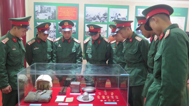 Cán bộ, chiến sĩ Bộ Chỉ huy Quân sự tỉnh Lạng Sơn tham dự trưng bày, chuyên đề. Cán bộ, chiến sĩ Bộ Chỉ huy Quân sự tỉnh Lạng Sơn tham dự trưng bày, chuyên đề.