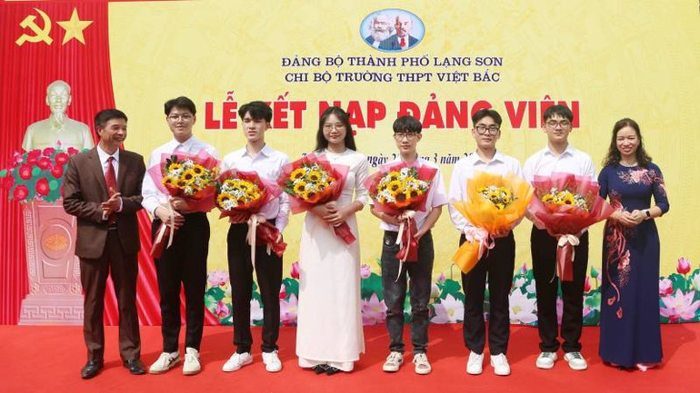Tại lễ kết nạp, các đảng viên lớp 12, Trường Trung học phổ thông Việt Bắc nhận hoa chúc mừng của đại diện lãnh đạo Thành ủy Thành phố Lạng Sơn (Lạng Sơn).