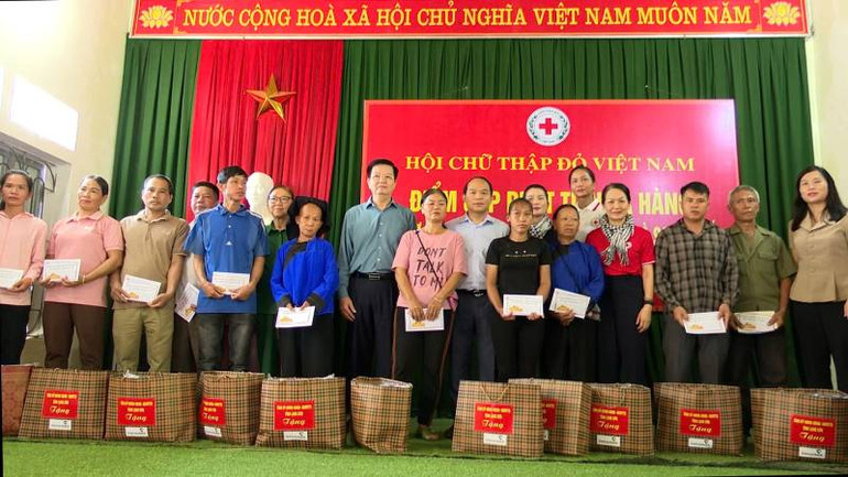 Đồng chí Mai Văn Chính, Trưởng Ban Dân vận Trung ương và lãnh đạo Trung ương Hội Chữ thập đỏ Việt Nam tặng quà cho các hộ gia đình nghèo có hoàn cảnh khó khăn bị ảnh hưởng bão số 3, ở huyện Chi Lăng (Lạng Sơn).