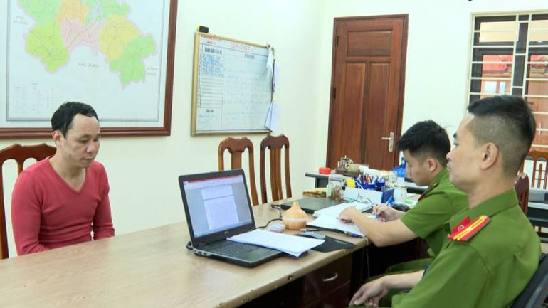 Cơ quan điều tra lấy lời khai đối tượng Trương Văn Thế. (Ảnh do công an tỉnh cung cấp).