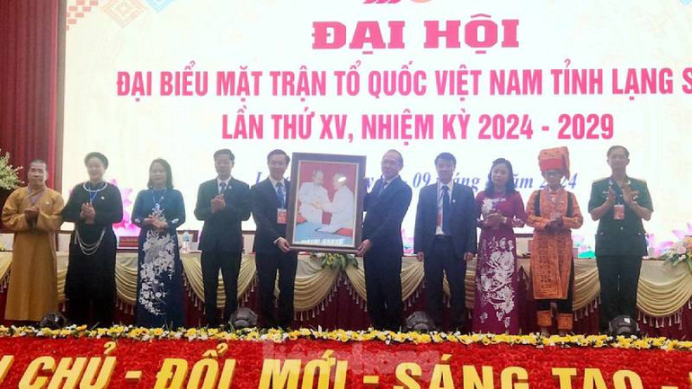 Lãnh đạo Ủy ban Trung ương Mặt trận Tổ quốc Việt Nam tặng bức ảnh "Bác Hồ-Bác Tôn" cho Ủy ban Mặt trận Tổ quốc Việt Nam tỉnh Lạng Sơn.