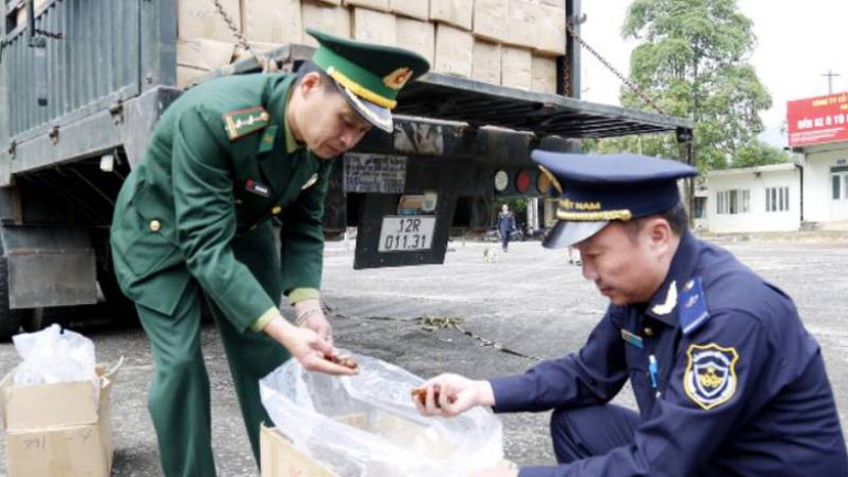 Cán bộ, chiến sĩ Đồn Biên phòng Chi Ma, Lộc Bình, (Lạng Sơn), phối hợp Hải quan cửa khẩu Chi Ma, kiểm tra hàng hóa nhập khẩu.