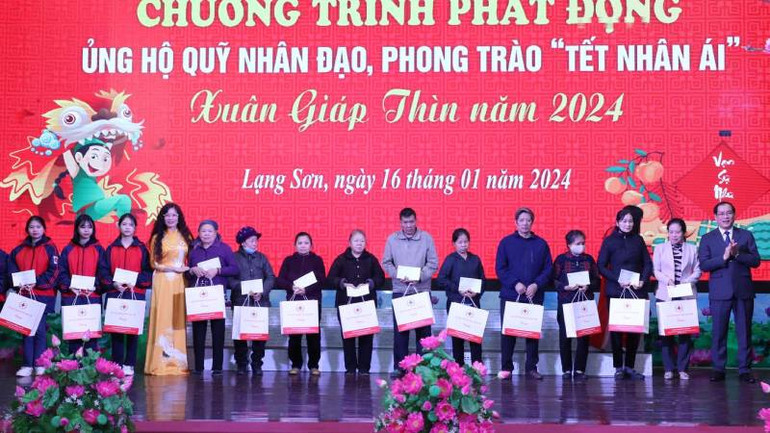 Các hộ nghèo và học sinh có hoàn cảnh khó khăn trên địa bàn tỉnh nhận quà tại chương trình.