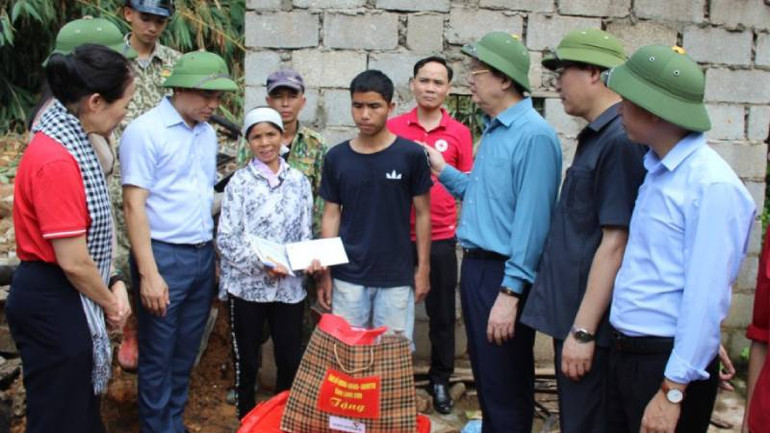 Đồng chí Mai Văn Chính, Trưởng Ban Dân vận Trung ương cùng lãnh đạo tỉnh Lạng Sơn trao quà hỗ trợ cho gia đình có người tử vong do sập nhà tại thôn Làng Bu 1, xã Lâm Sơn, huyện Chi Lăng (Lạng Sơn).