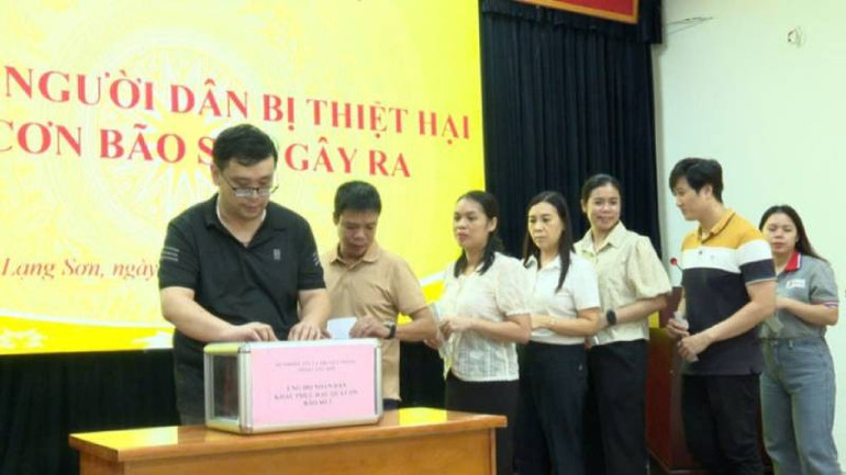 Cán bộ, người lao động Sở Thông tin và Truyền thông, quyên góp ủng hộ người dân bị ảnh hưởng bão số 3.