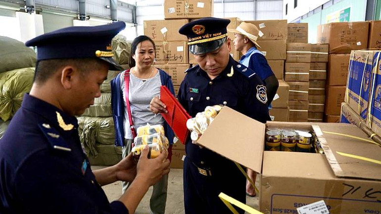 Công chức hải quan cửa khẩu Tân Thanh (huyện Văn Lãng) kiểm tra hàng hóa nhập khẩu.