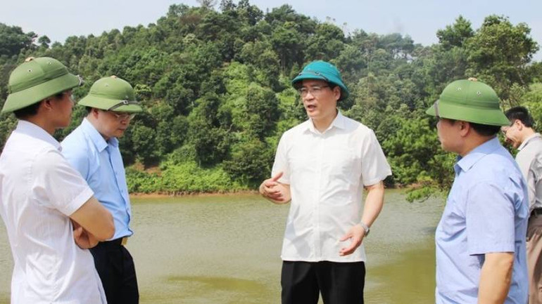 Đồng chí Dương Xuân Huyên, Phó Chủ tịch Thường trực Ủy ban nhân dân tỉnh cùng đoàn công tác kiểm tra hồ Khuổi Cắm, xã Hòa Cư, Cao Lộc (Lạng Sơn).