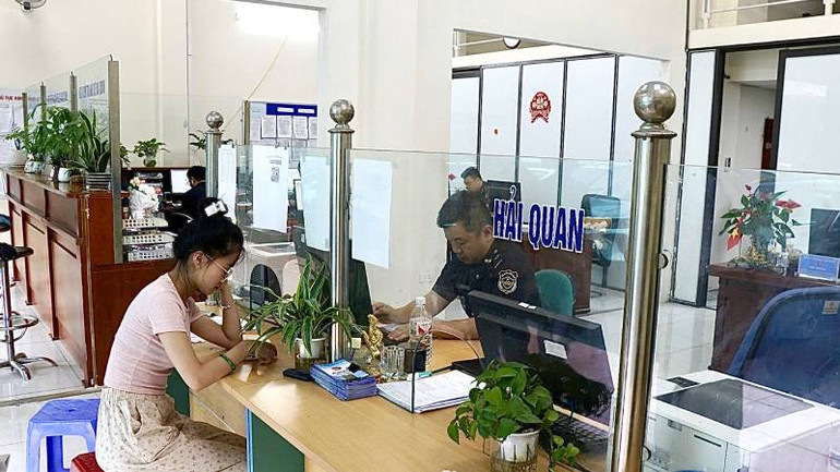 Doanh nghiệp làm thủ tục thông quan hàng hóa tại cửa khẩu Tân Thanh (huyện Văn Lãng).