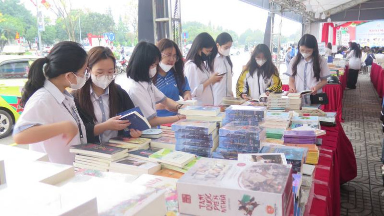 Học sinh các trường học trên địa bàn tỉnh đến tham dự ngày hội, chọn đọc và mua sách. Học sinh các trường học trên địa bàn tỉnh đến tham dự ngày hội, chọn đọc và mua sách.