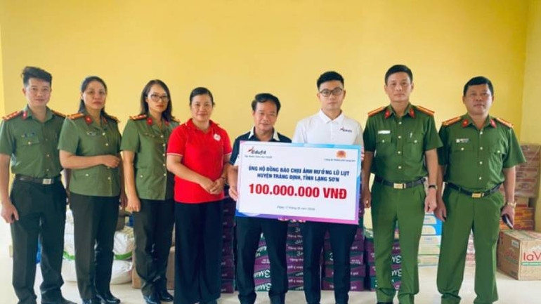 Đại diện Công an Thành phố Lạng Sơn và Tập đoàn giáo dục Edufit, trao biểu ủng hộ tại Mặt trận Tổ quốc Việt Nam huyện Tràng Định (Lạng Sơn).