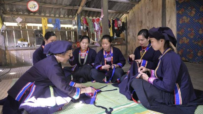 Câu lạc bộ khôi phục trang phục truyền thống của dân tộc H' Mông (đen) ở xã Chí Minh, Tràng Định (Lạng Sơn), trao đổi kinh nghiệm khôi phục trang phục truyền thống cho các thành viên.