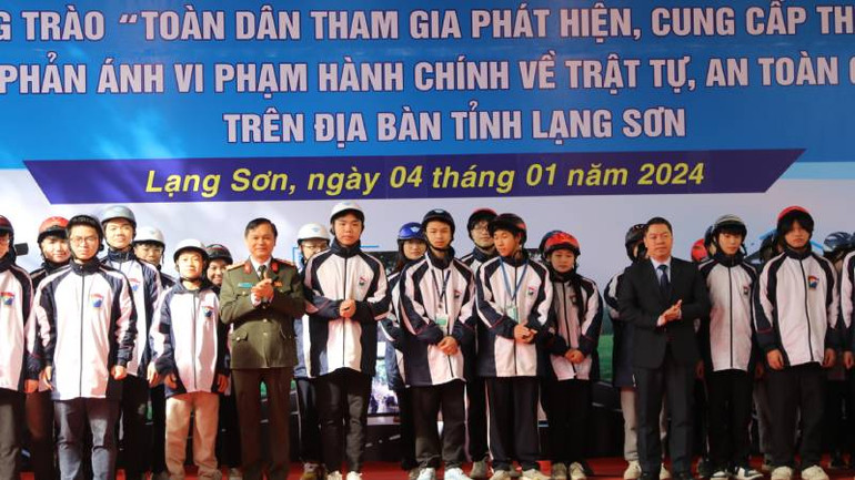 Các em học sinh có thành tích học tập tốt được tặng mũ bảo hiểm an toàn giao thông.