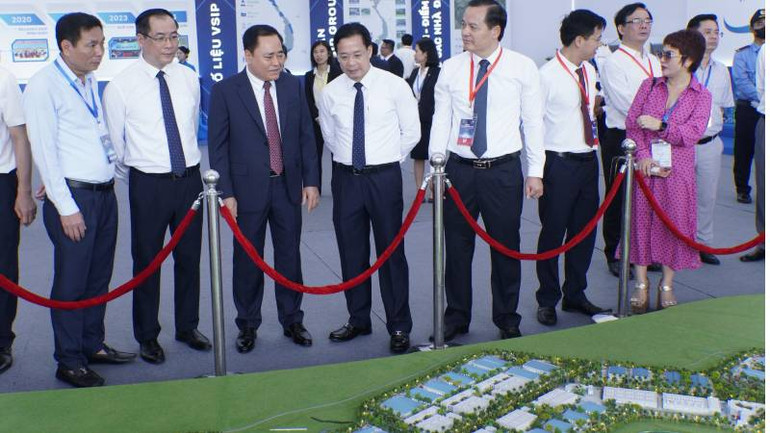 Các đại biểu tham quan mô hình Dự án VSIP Lạng Sơn.