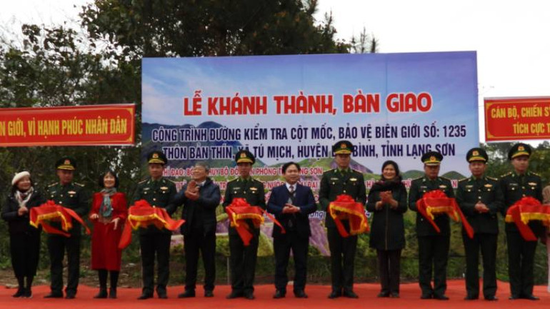 Lãnh đạo Ủy ban nhân dân huyện Lộc Bình và Đồn Biên phòng Chi Ma (Lạng Sơn), tổ chức khánh thành đường kiểm tra cột mốc, bảo vệ giới giới số 1235, xã Tú Mịch, (Lộc Bình).