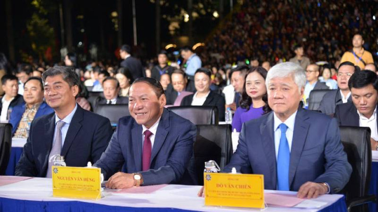 Đồng chí Đỗ Văn Chiến, Ủy viên Bộ Chính trị, Bí thư Trung ương Đảng, Chủ tịch Ủy ban Trung ương Mặt trận Tổ quốc Việt Nam cùng các đại biểu tham dự lễ khai mạc. Đồng chí Đỗ Văn Chiến, Ủy viên Bộ Chính trị, Bí thư Trung ương Đảng, Chủ tịch Ủy ban Trung ương Mặt trận Tổ quốc Việt Nam cùng các đại biểu tham dự lễ khai mạc.