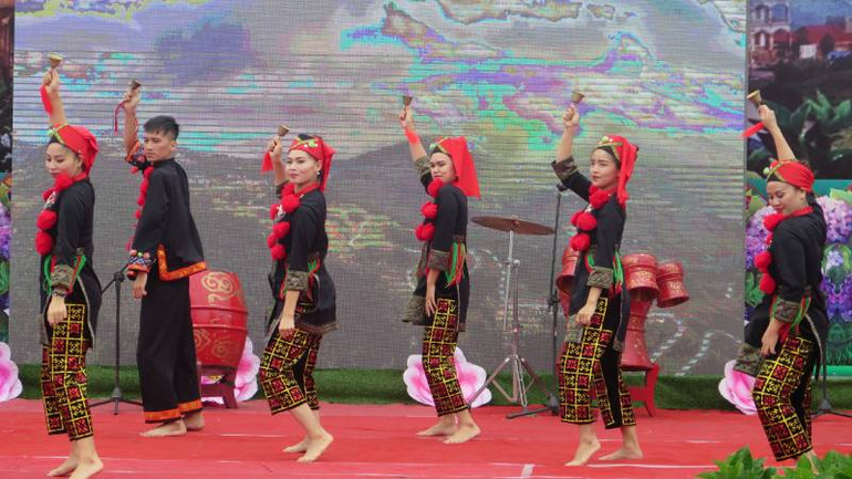 Tiết mục múa chào đón khách của người Dao Mẫu Sơn.