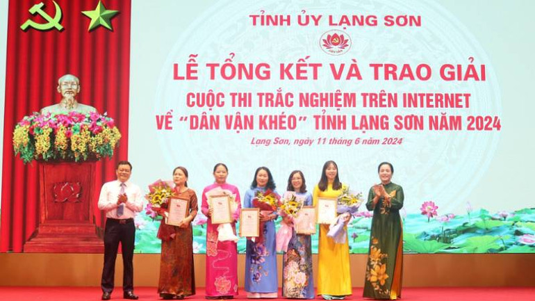 Ban tổ chức trao giải cho các tập thể và cá nhân đạt giải cao.