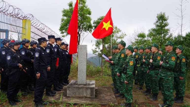 Hai bên hội đàm ngay trên cột mốc biên giới.