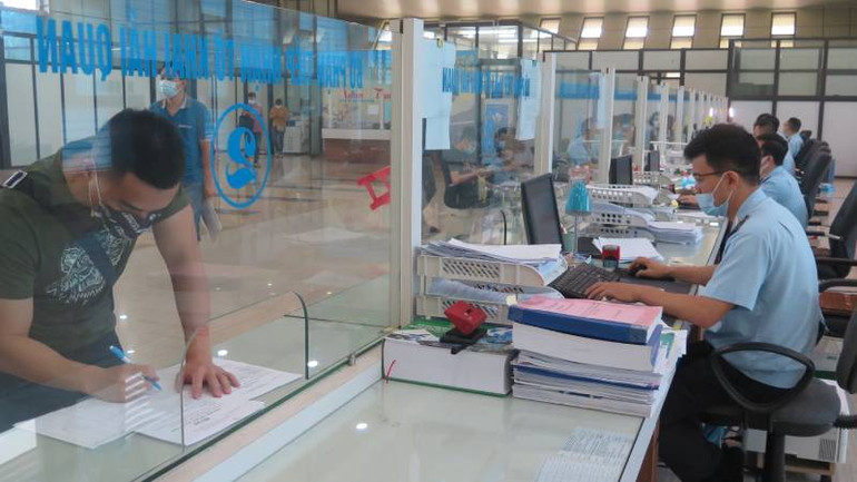 Công chức hải quan, Chi cục hải quan cửa khẩu quốc tế Hữu Nghị, tiếp nhận thủ tục thông quan hàng hóa cho các doanh nghiệp.