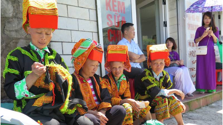 Trang phục của phụ nữ người Dao Mẫu Sơn.