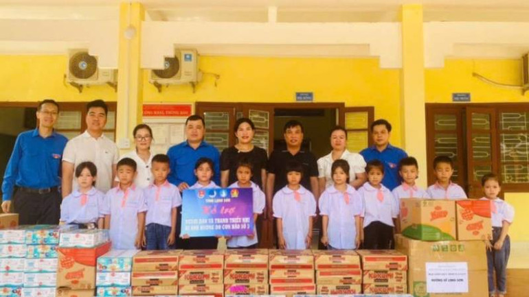 Đại diện lãnh đạo Tỉnh Đoàn Lạng Sơn cùng câu lạc bộ khởi nghiệp đầu tư tỉnh trao hỗ trợ thầy và trò Trưởng tiểu học xã Xuân Long, huyện Cao Lộc (Lạng Sơn).