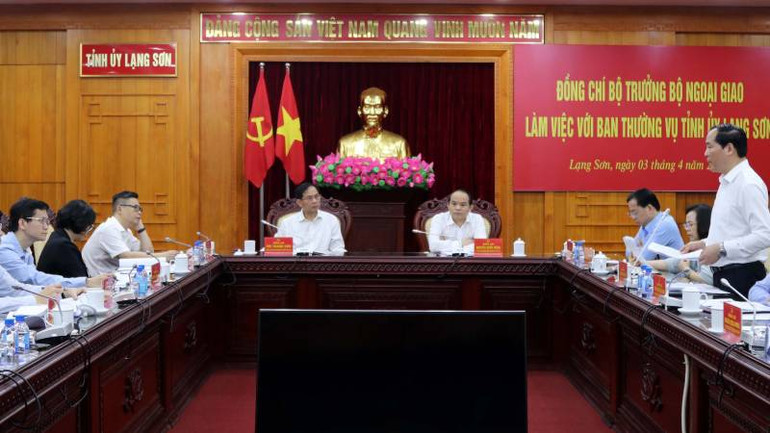 Lãnh đạo Ủy ban nhân dân tỉnh Lạng Sơn báo cáo với đoàn công tác Bộ Ngoại giao. Lãnh đạo Ủy ban nhân dân tỉnh Lạng Sơn báo cáo với đoàn công tác Bộ Ngoại giao.