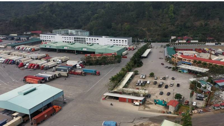 Các phương tiện chở hàng chờ làm thủ tục tại cửa khẩu quốc tế Hữu Nghị, huyện Cao Lộc (Lạng Sơn).