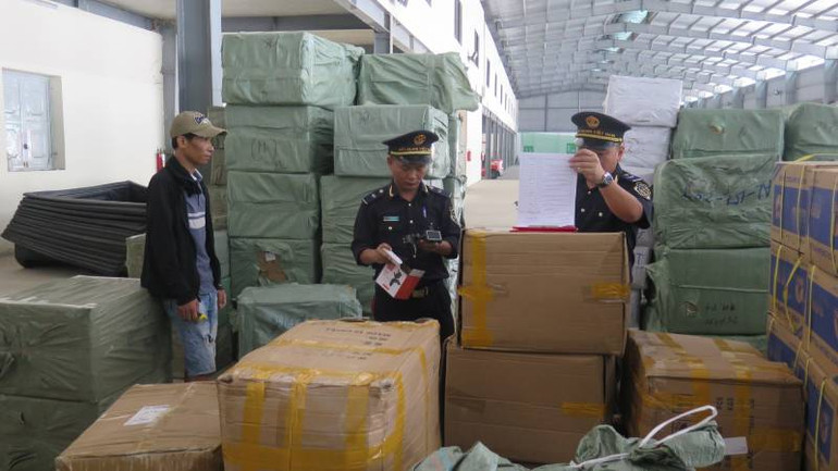 Công chức Chi cục Hải quan cửa khẩu Tân Thanh, Văn Lãng (Lạng Sơn) kiểm tra hàng hóa nhập khẩu tại kho hàng bến xe Tân Thanh.