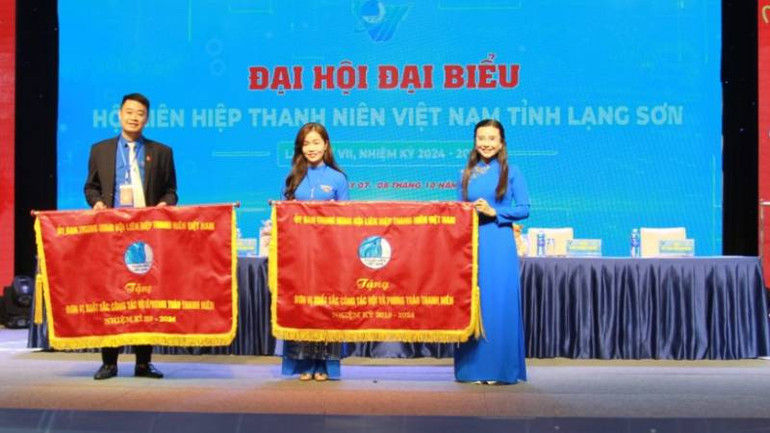 Đại diện lãnh đạo Trung ương Hội Liên hiệp Thanh niên Việt Nam trao cờ thi đua cho Hội Liên hiệp Thanh niên Việt Nam tỉnh Lạng Sơn.