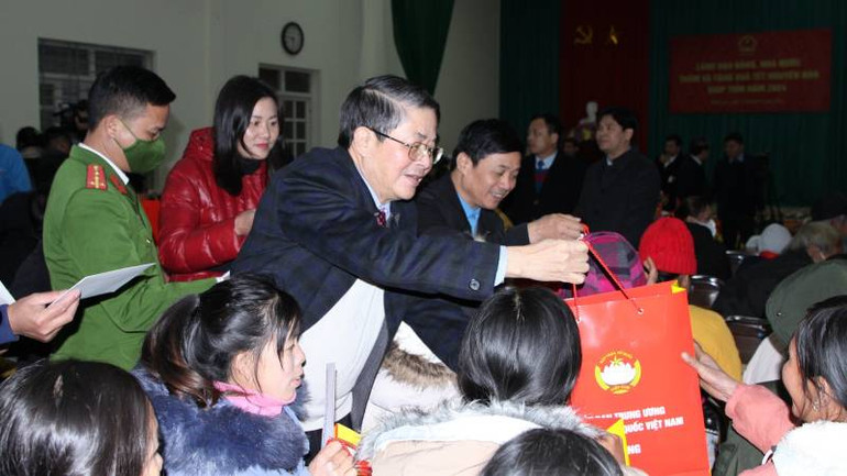 Phó Chủ tịch Quốc hội tặng quà Tết cho người dân các dân tộc trên địa bàn xã Bính Xá, huyện Đình Lập (Lạng Sơn).