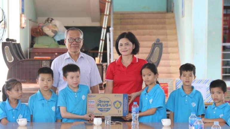 Đại diện lãnh đạo Hội Chữ thập đỏ tỉnh Lạng Sơn tặng quà cho các cháu thiếu nhi tại Trung tâm hy vọng Lạng Sơn.