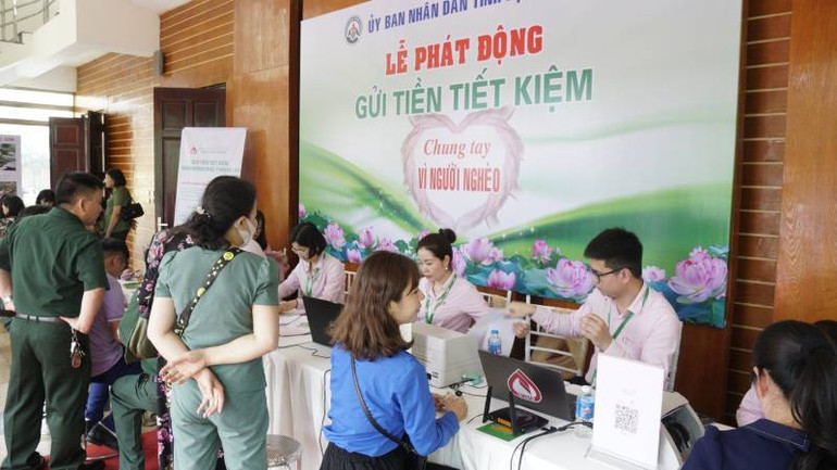 Các đơn vị, doanh nghiệp, cá nhân... tham gia gửi tiền tiết kiệm, chung tay vì người nghèo.