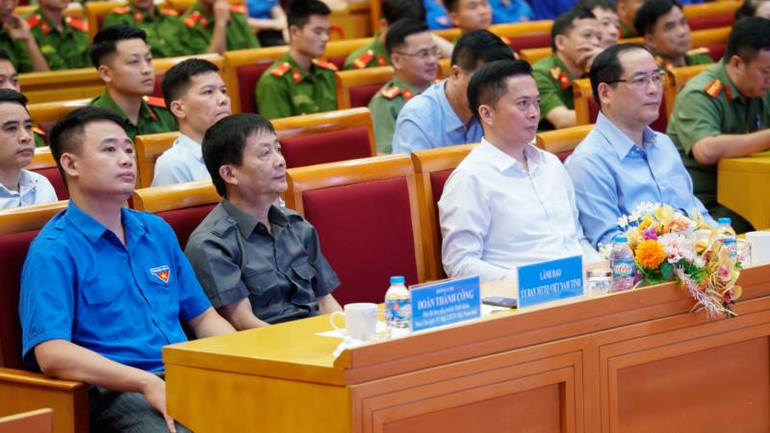 Đại diện lãnh đạo các sở, ban, ngành của tỉnh Lạng Sơn tham dự lễ mít-tinh, ra quân phòng, chống ma túy.