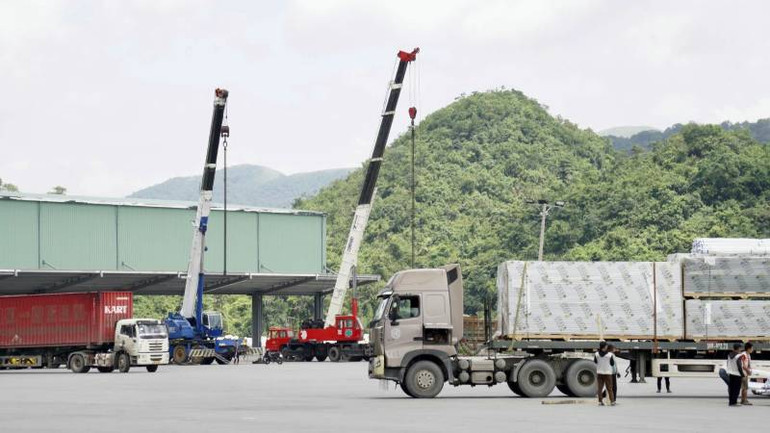 Bóc gỡ hàng hóa nhập khẩu tại bãi xe cửa khẩu Tân Thanh (huyện Văn Lãng).