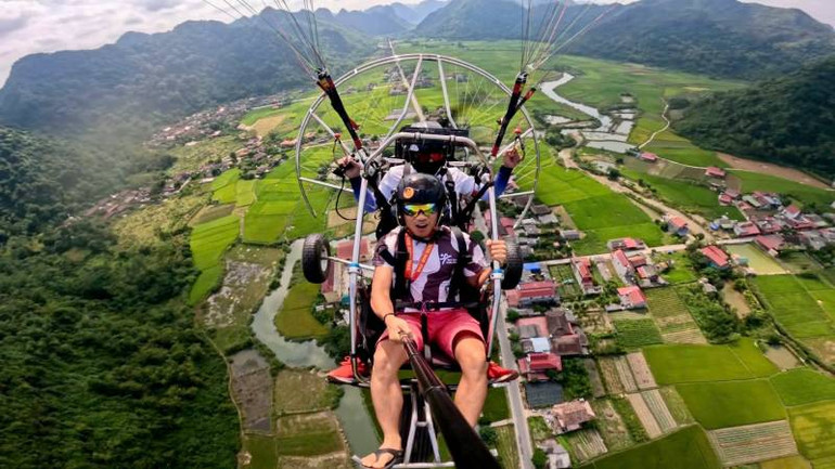 Du khách trải nghiệm bằng dù lượn, trên cánh đồng Bắc Sơn (Lạng Sơn).