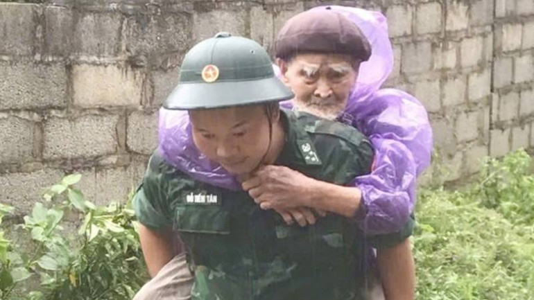 Cán bộ, chiến sĩ biên phòng tỉnh Lạng Sơn, đưa người dân ra khỏi vùng lũ.