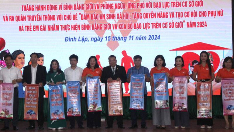 Ban Vì sự tiến bộ của phụ nữ tỉnh trao thông điệp về bình đẳng giới và ứng phó trên cơ sở giới cho 11 huyện, thành phố.