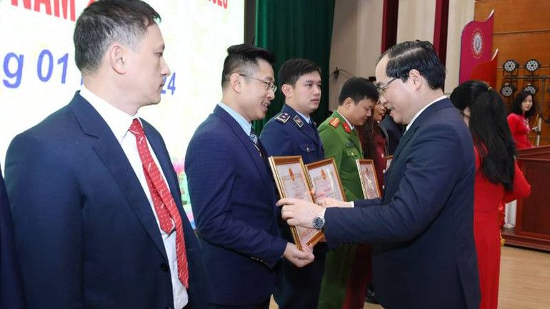 Lãnh đạo Ủy ban nhân dân tỉnh Lạng Sơn trao bằng khen của tỉnh cho các tập thể và cá nhân có nhiều thành tích xuất sắc trong phong trào thi đua năm 2023. Lãnh đạo Ủy ban nhân dân tỉnh Lạng Sơn trao bằng khen của tỉnh cho các tập thể và cá nhân có nhiều thành tích xuất sắc trong phong trào thi đua năm 2023.