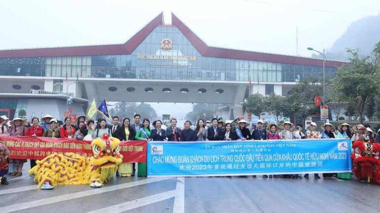 Khách du lịch Trung Quốc thường xuyên nhập cảnh qua cửa khẩu quốc tế Hữu Nghị (huyện Cao Lộc, Lạng Sơn).