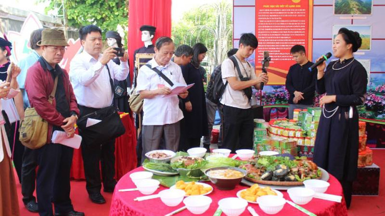 Hướng dẫn viên du lịch cộng đồng tỉnh Lạng Sơn giới thiệu ẩm thực truyền thống của địa phương cho du khách.