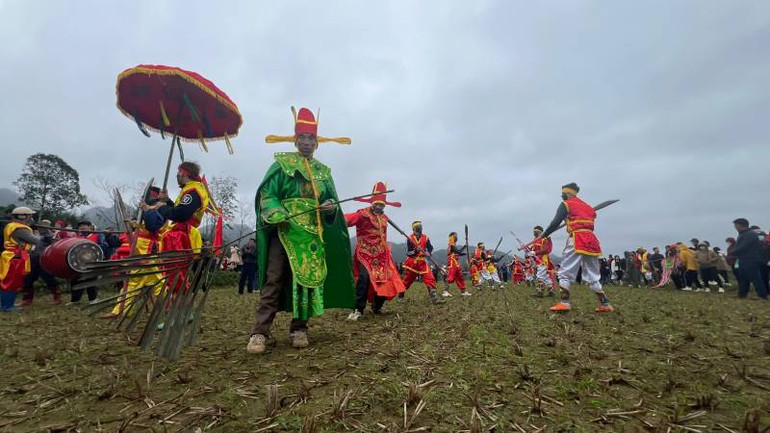 Các nghệ nhân tham gia biểu diễn tiết mục múa Sĩ- Nông- Công-Thương.