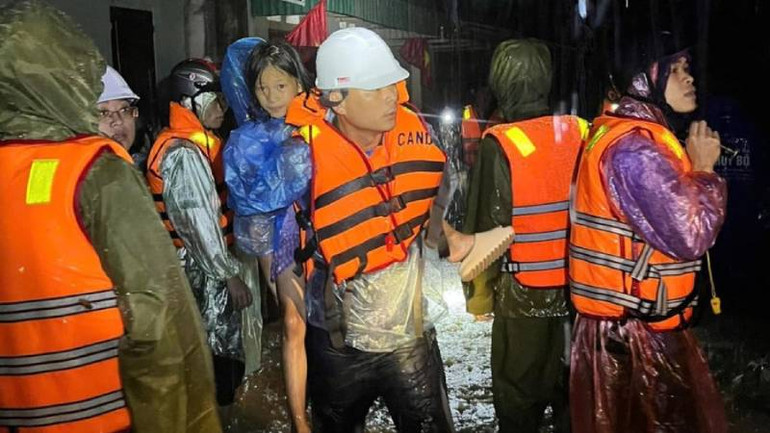 Các lực lượng công an tỉnh tham gia cứu nạn, cứu hộ tại huyện Chi Lăng (Lạng Sơn).