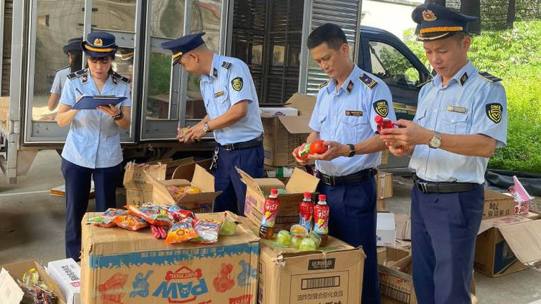 Đội quản lý thị trường số 6, (thuộc Cục quản lý thị trường tỉnh), kiểm tra phát hiện hàng hóa không có chứng từ hóa đơn, không rõ nguồn gốc.