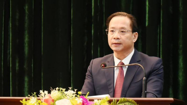 Đồng chí Hoàng Văn Nghiệm, Bí thư Tỉnh ủy, Trưởng đoàn Đại biểu Quốc hội tỉnh Lạng Sơn phát biểu tại hội nghị.