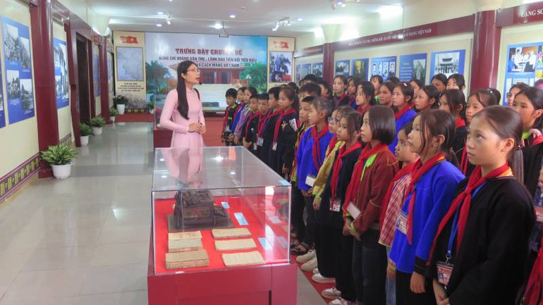 Học sinh Trường trung học cơ sở Dân tộc nội trú huyện Cao Lộc nghe hướng dẫn viên Bảo tàng tỉnh Lạng Sơn giới thiệu về thân thế, sự nghiệp đồng chí Hoàng Văn Thụ.